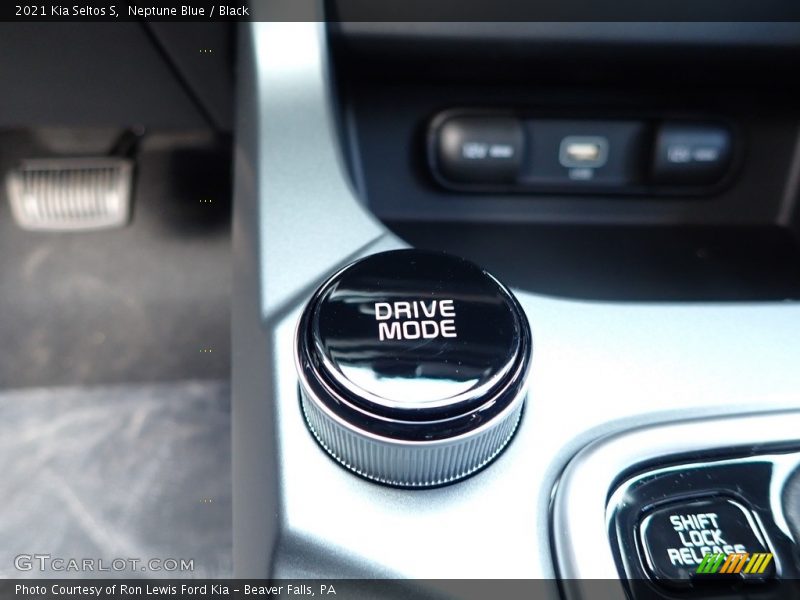 Neptune Blue / Black 2021 Kia Seltos S