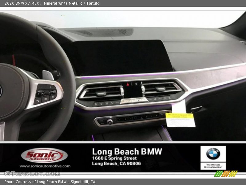 Mineral White Metallic / Tartufo 2020 BMW X7 M50i
