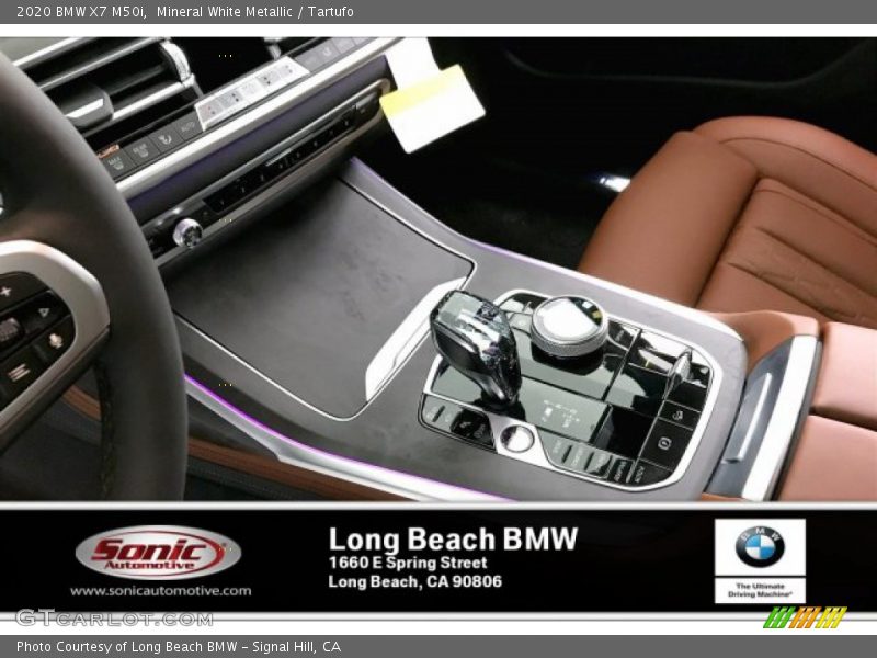 Mineral White Metallic / Tartufo 2020 BMW X7 M50i