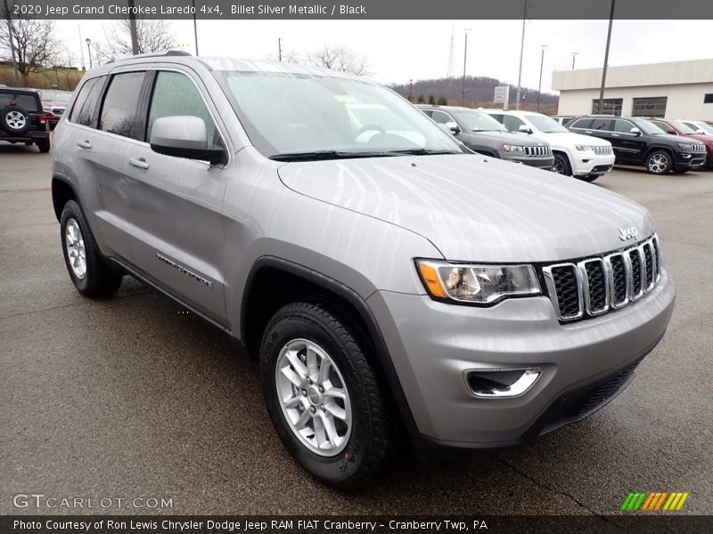 Front 3/4 View of 2020 Grand Cherokee Laredo 4x4