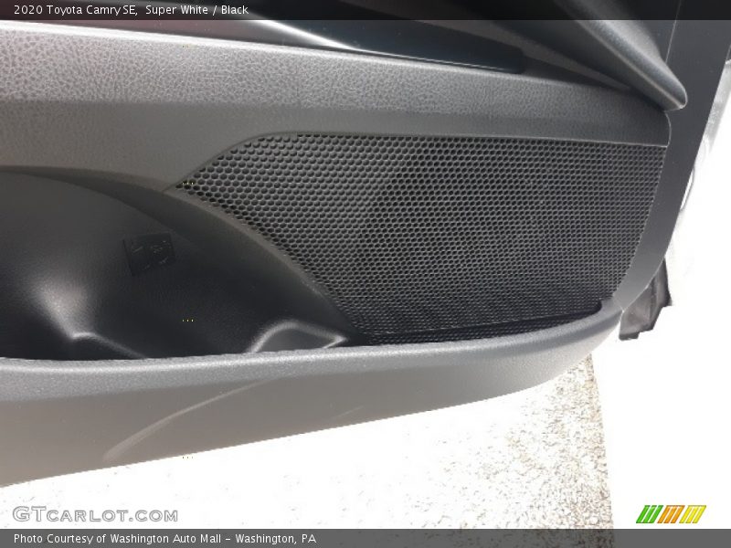 Super White / Black 2020 Toyota Camry SE
