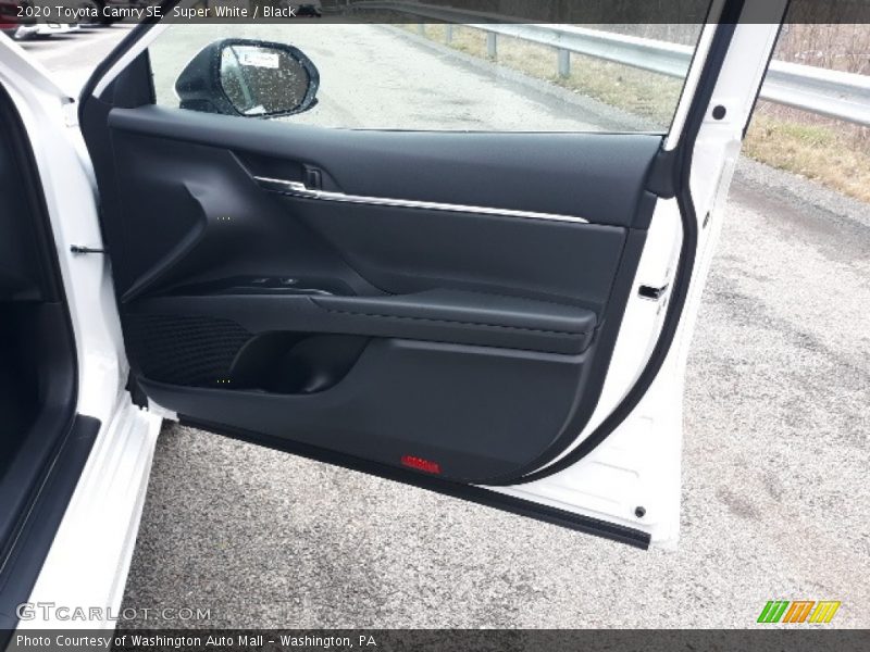 Super White / Black 2020 Toyota Camry SE