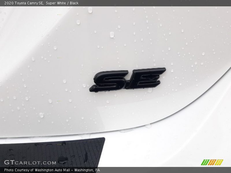 Super White / Black 2020 Toyota Camry SE