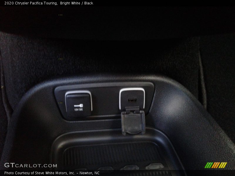 Bright White / Black 2020 Chrysler Pacifica Touring