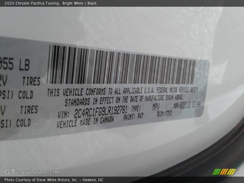 Bright White / Black 2020 Chrysler Pacifica Touring