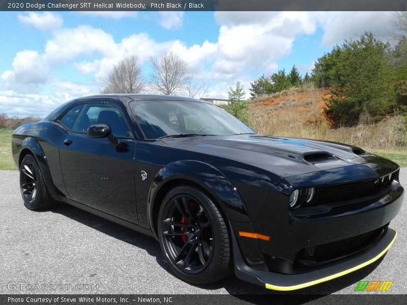 Front 3/4 View of 2020 Challenger SRT Hellcat Widebody