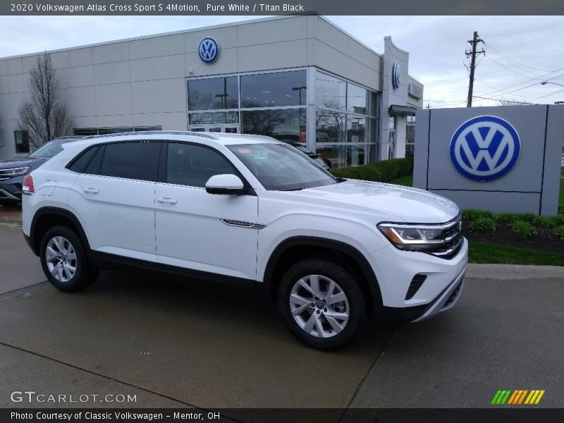 Front 3/4 View of 2020 Atlas Cross Sport S 4Motion