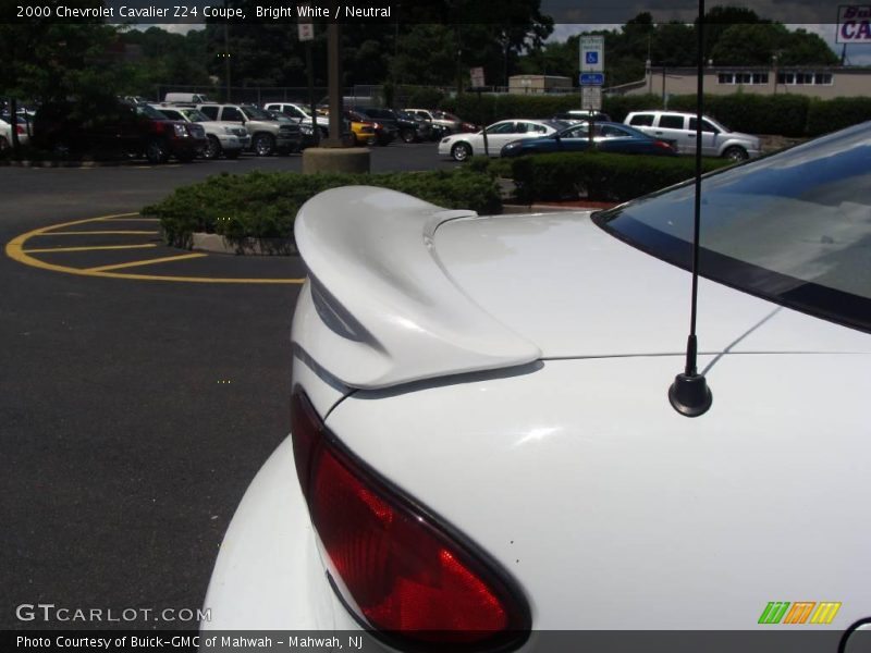 Bright White / Neutral 2000 Chevrolet Cavalier Z24 Coupe