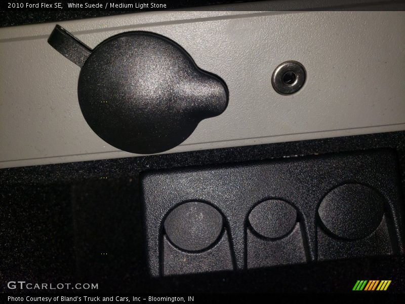 White Suede / Medium Light Stone 2010 Ford Flex SE