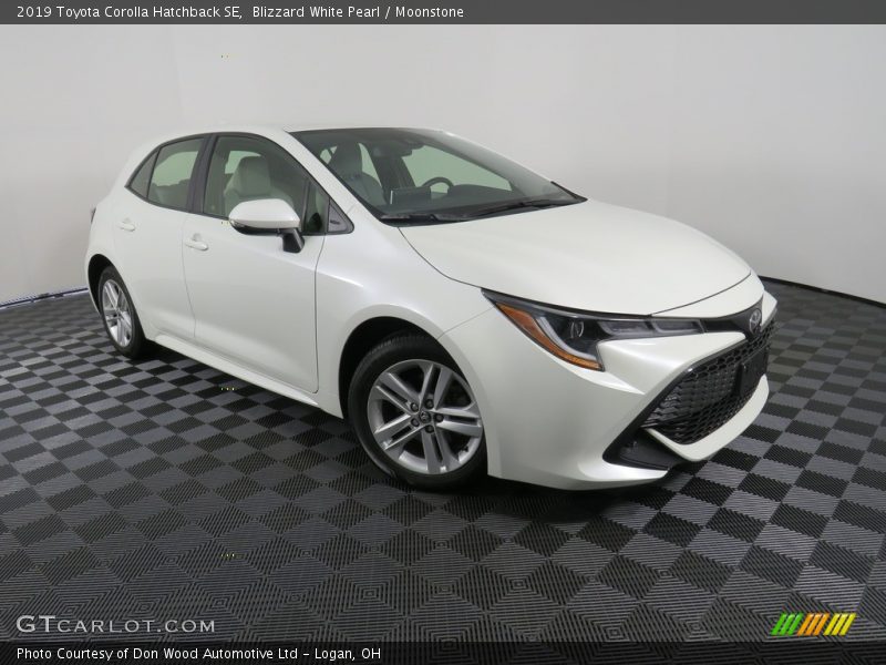 Blizzard White Pearl / Moonstone 2019 Toyota Corolla Hatchback SE