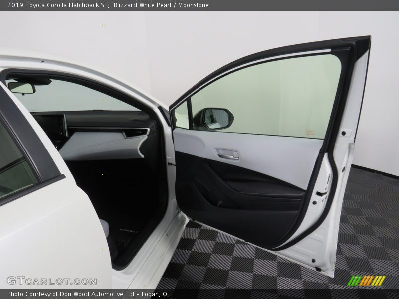 Blizzard White Pearl / Moonstone 2019 Toyota Corolla Hatchback SE