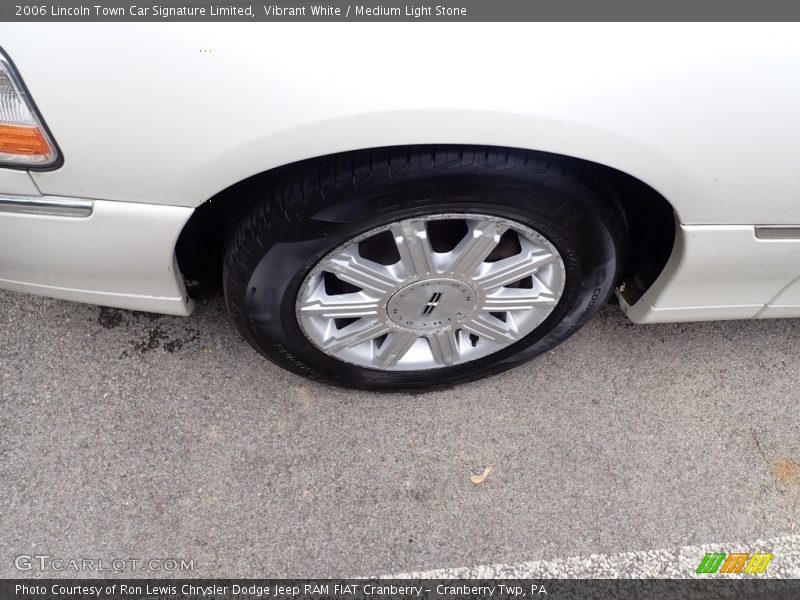 Vibrant White / Medium Light Stone 2006 Lincoln Town Car Signature Limited