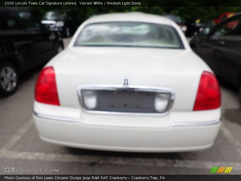 Vibrant White / Medium Light Stone 2006 Lincoln Town Car Signature Limited