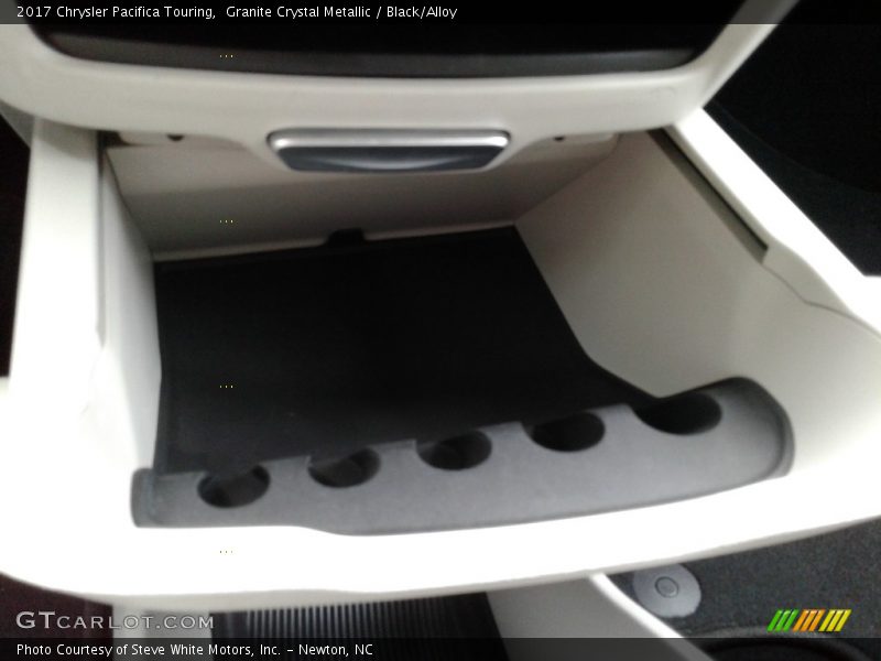 Granite Crystal Metallic / Black/Alloy 2017 Chrysler Pacifica Touring