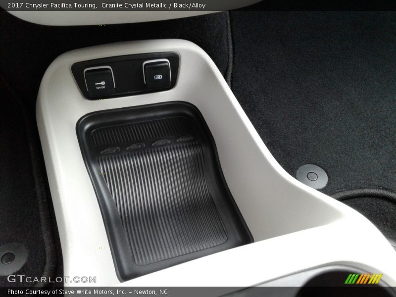 Granite Crystal Metallic / Black/Alloy 2017 Chrysler Pacifica Touring