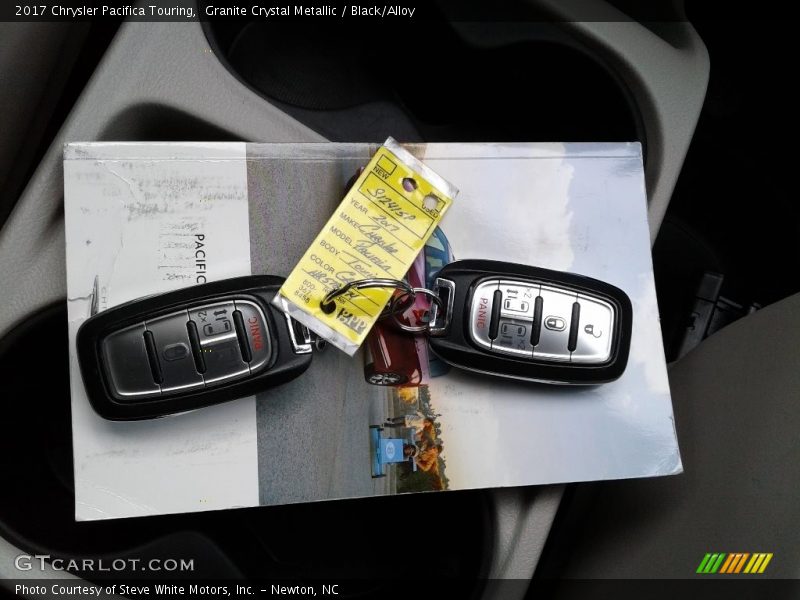 Granite Crystal Metallic / Black/Alloy 2017 Chrysler Pacifica Touring
