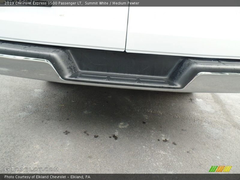 Summit White / Medium Pewter 2019 Chevrolet Express 3500 Passenger LT