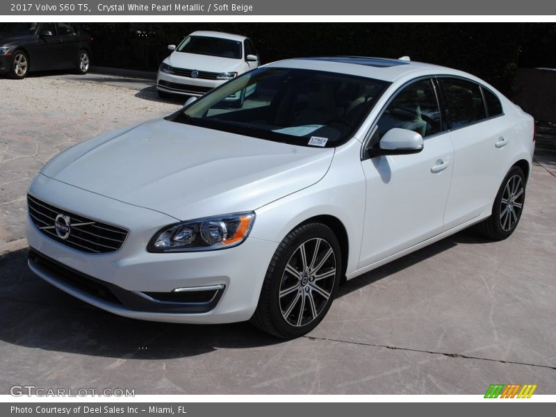 Front 3/4 View of 2017 S60 T5