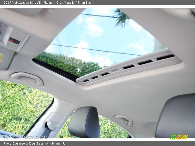 Platinum Gray Metallic / Titan Black 2017 Volkswagen Jetta SE