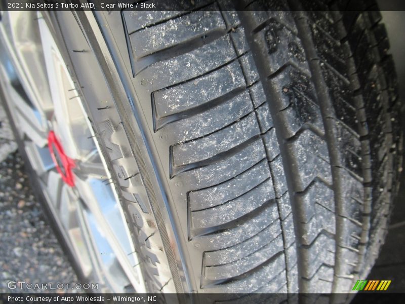 Clear White / Black 2021 Kia Seltos S Turbo AWD