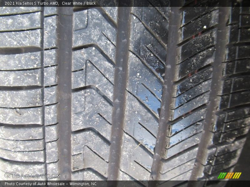 Clear White / Black 2021 Kia Seltos S Turbo AWD
