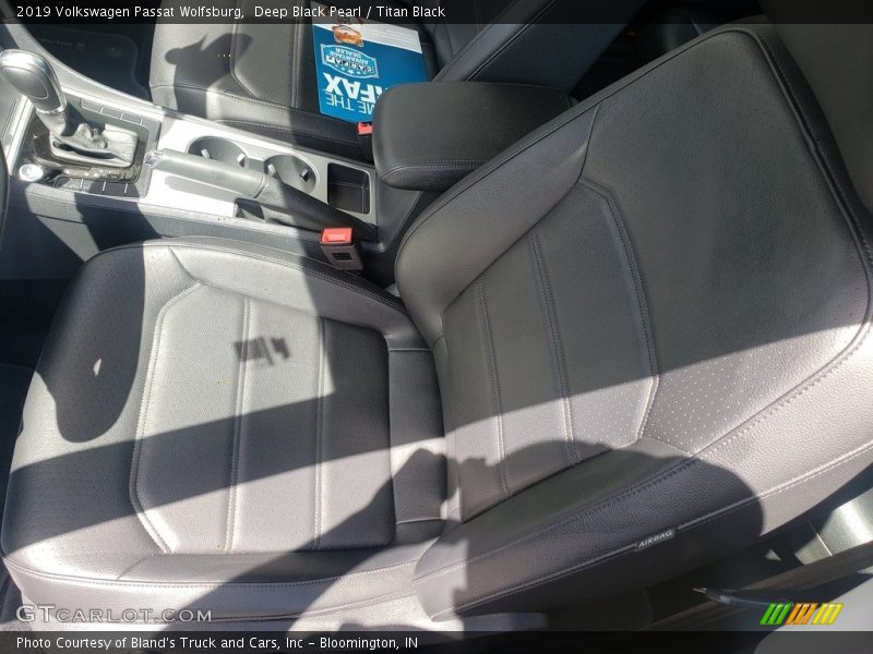 Deep Black Pearl / Titan Black 2019 Volkswagen Passat Wolfsburg