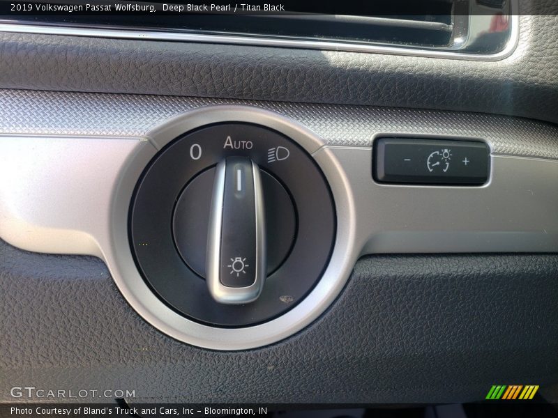 Deep Black Pearl / Titan Black 2019 Volkswagen Passat Wolfsburg