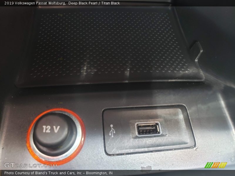 Deep Black Pearl / Titan Black 2019 Volkswagen Passat Wolfsburg