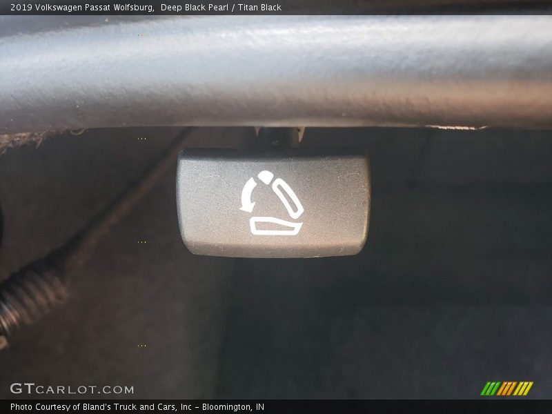 Deep Black Pearl / Titan Black 2019 Volkswagen Passat Wolfsburg