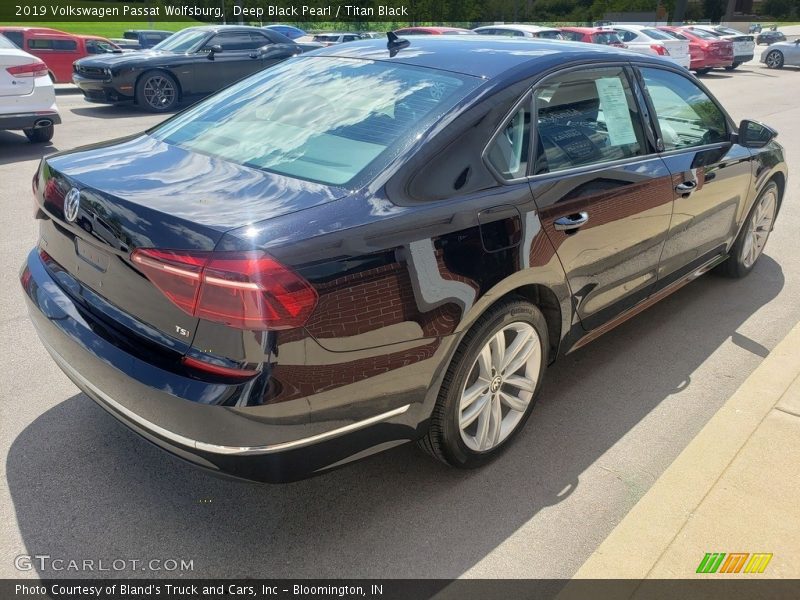 Deep Black Pearl / Titan Black 2019 Volkswagen Passat Wolfsburg