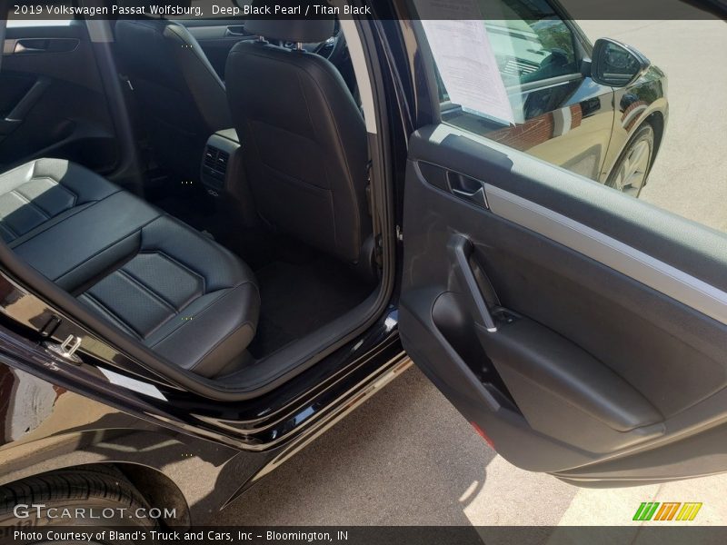 Deep Black Pearl / Titan Black 2019 Volkswagen Passat Wolfsburg