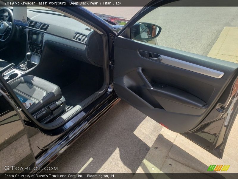 Deep Black Pearl / Titan Black 2019 Volkswagen Passat Wolfsburg