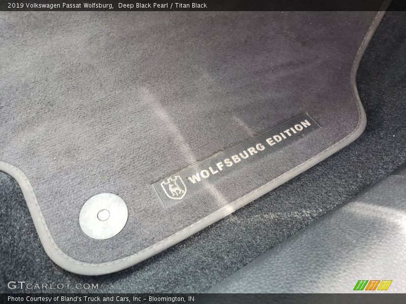 Deep Black Pearl / Titan Black 2019 Volkswagen Passat Wolfsburg