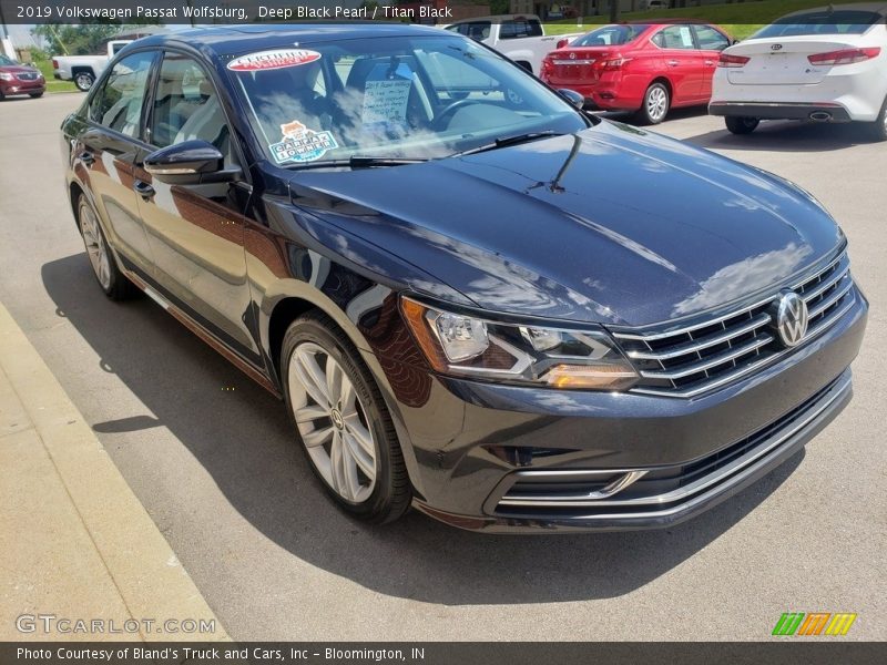 Deep Black Pearl / Titan Black 2019 Volkswagen Passat Wolfsburg