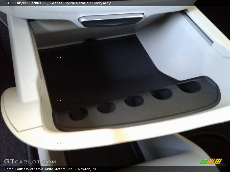 Granite Crystal Metallic / Black/Alloy 2017 Chrysler Pacifica LX