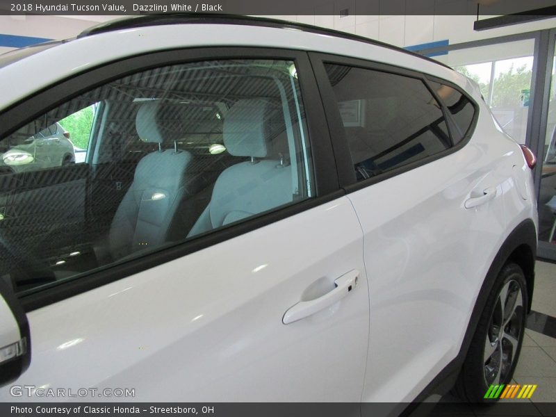 Dazzling White / Black 2018 Hyundai Tucson Value
