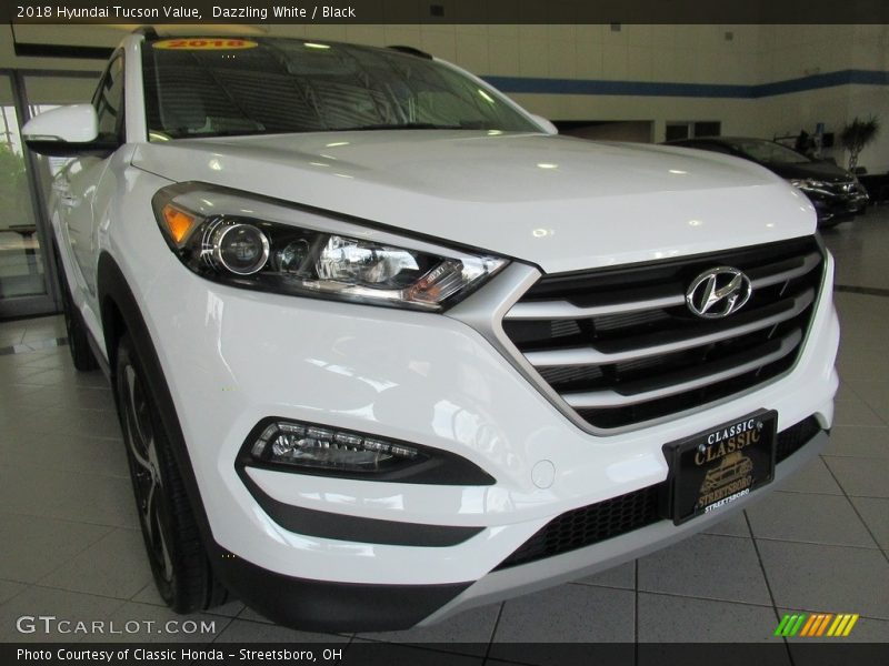 Dazzling White / Black 2018 Hyundai Tucson Value