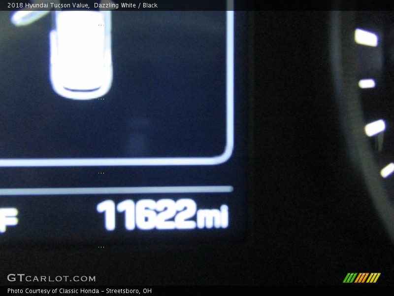 Dazzling White / Black 2018 Hyundai Tucson Value