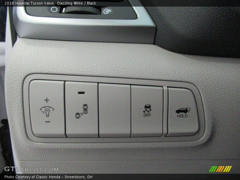 Dazzling White / Black 2018 Hyundai Tucson Value