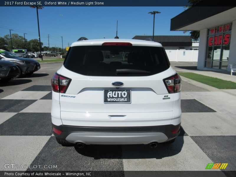 Oxford White / Medium Light Stone 2017 Ford Escape SE