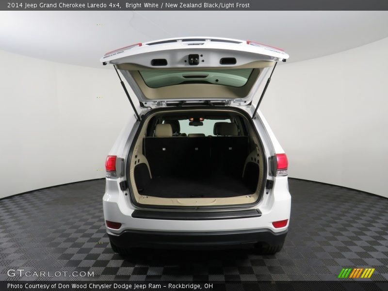 Bright White / New Zealand Black/Light Frost 2014 Jeep Grand Cherokee Laredo 4x4