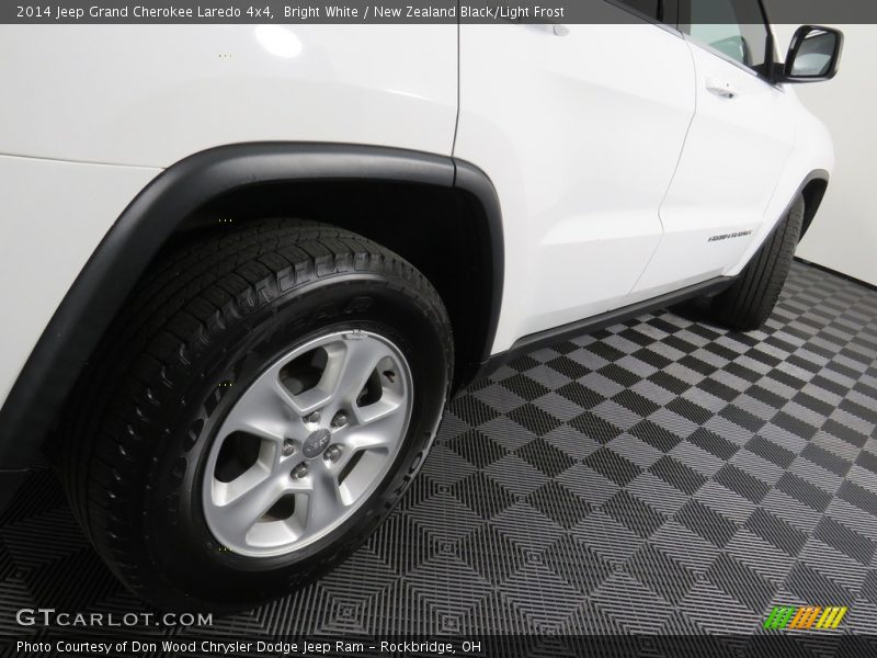 Bright White / New Zealand Black/Light Frost 2014 Jeep Grand Cherokee Laredo 4x4