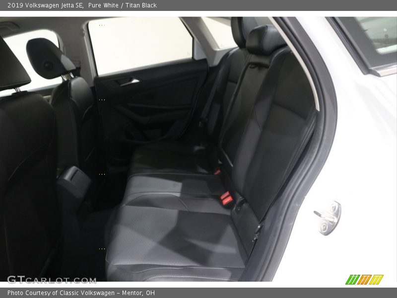 Pure White / Titan Black 2019 Volkswagen Jetta SE