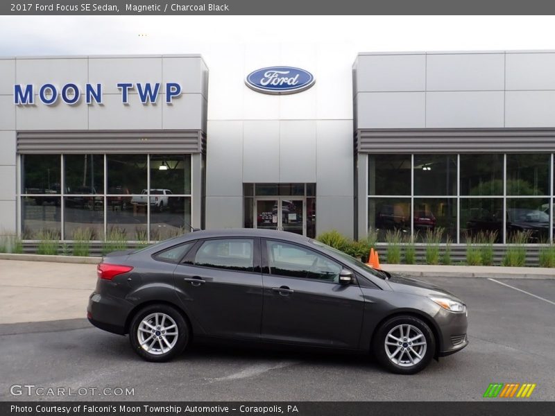 Magnetic / Charcoal Black 2017 Ford Focus SE Sedan
