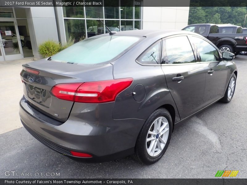 Magnetic / Charcoal Black 2017 Ford Focus SE Sedan