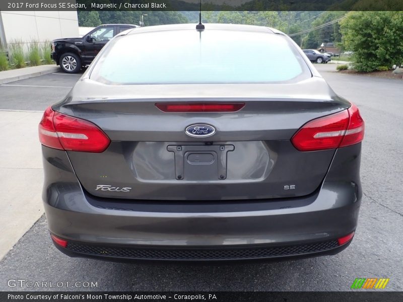 Magnetic / Charcoal Black 2017 Ford Focus SE Sedan