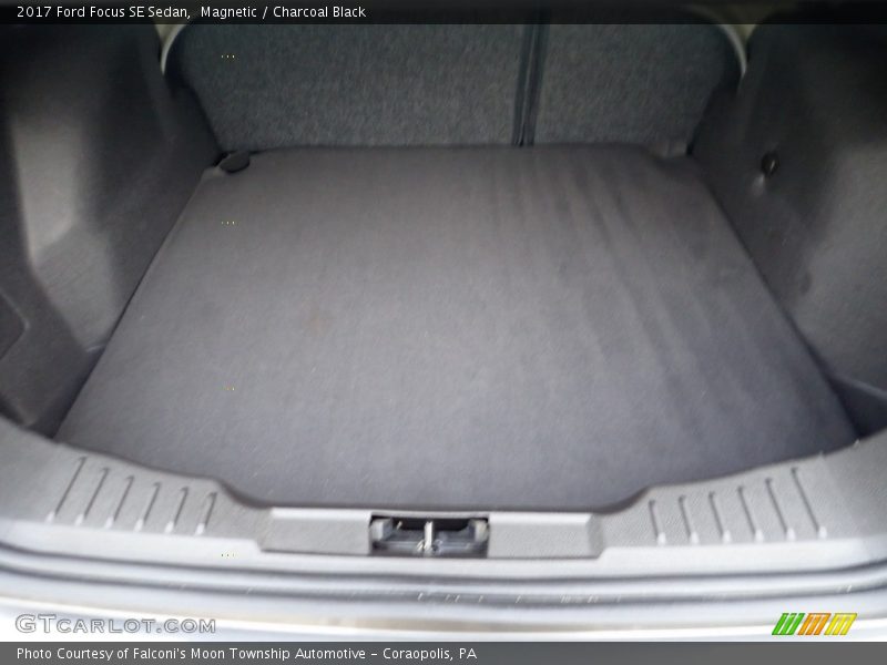 Magnetic / Charcoal Black 2017 Ford Focus SE Sedan
