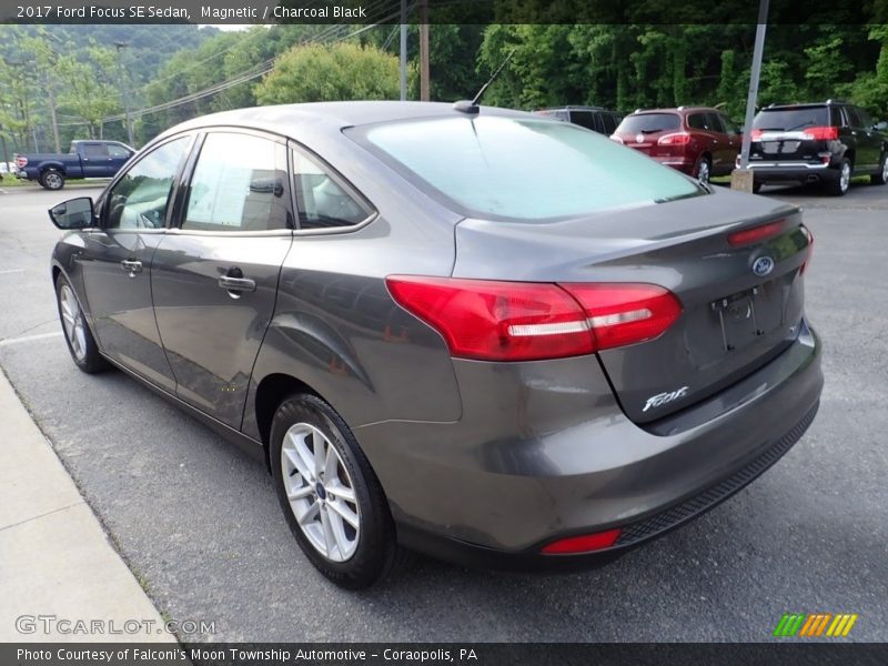 Magnetic / Charcoal Black 2017 Ford Focus SE Sedan
