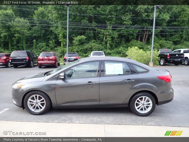 Magnetic / Charcoal Black 2017 Ford Focus SE Sedan
