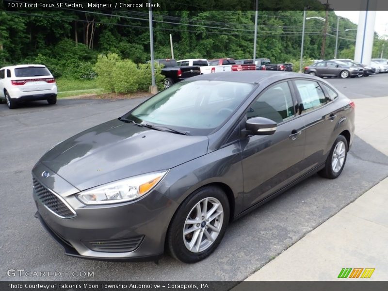 Magnetic / Charcoal Black 2017 Ford Focus SE Sedan